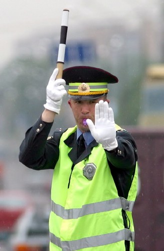 sotrudnik policii ostanovil